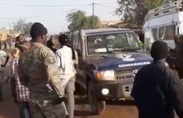Video: Sonko visé, mais la pierre a atterri dans la foule. C’est d’ailleurs ce qui a énervé ses gardes. Regardez Video: Sonko visé, mais la pierre a atterri dans la foule. C’est d’ailleurs ce qui a énervé ses gardes. Regardez