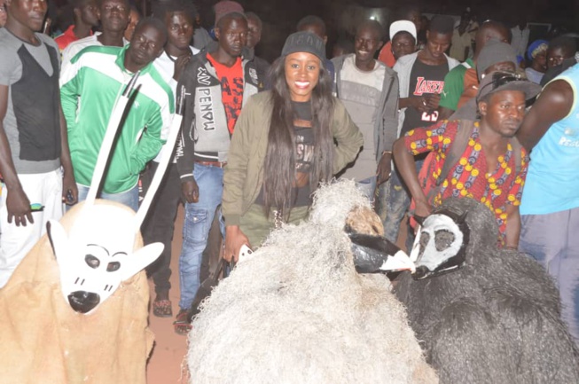 L' accueille de Queen Biz au 21 eme éditions du carnaval du Sud avec les jeunes de Kafountine.