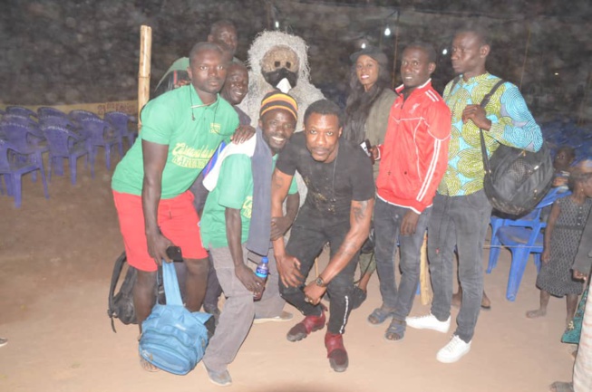 L' accueille de Queen Biz au 21 eme éditions du carnaval du Sud avec les jeunes de Kafountine.