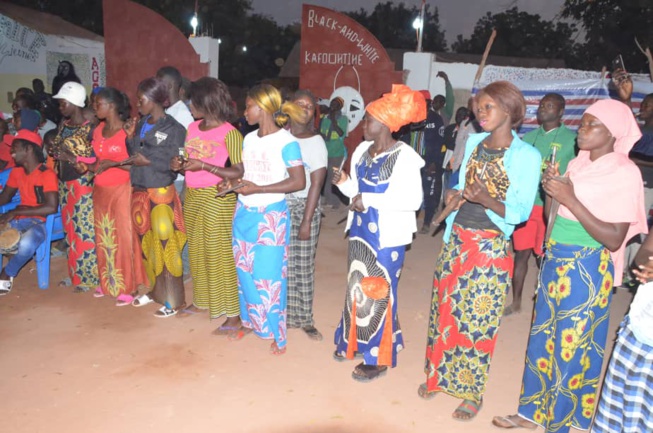 L' accueille de Queen Biz au 21 eme éditions du carnaval du Sud avec les jeunes de Kafountine.