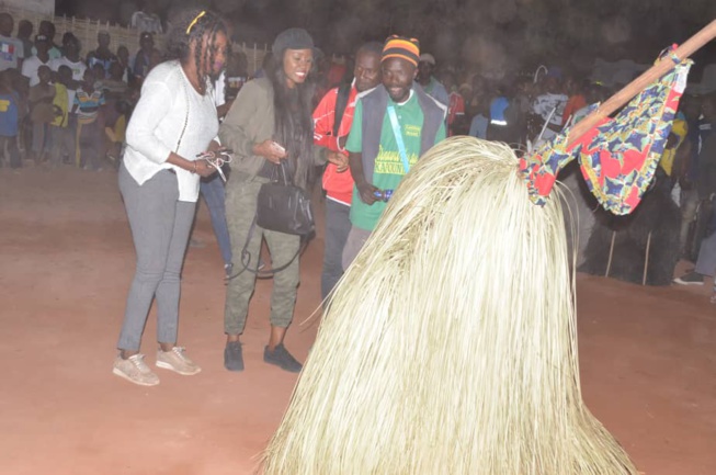 L' accueille de Queen Biz au 21 eme éditions du carnaval du Sud avec les jeunes de Kafountine.