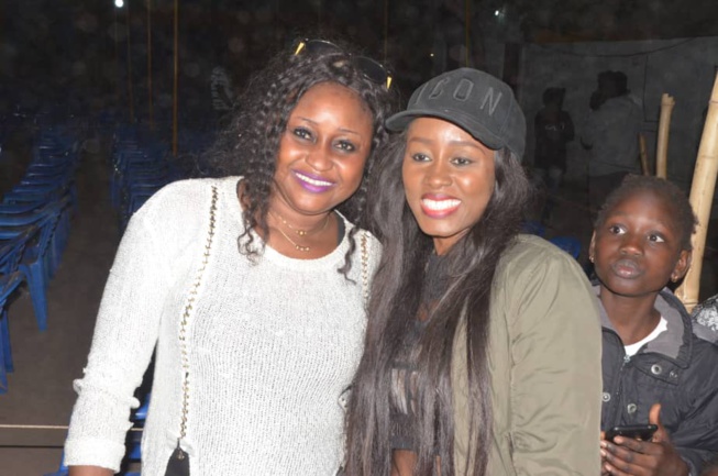 L' accueille de Queen Biz au 21 eme éditions du carnaval du Sud avec les jeunes de Kafountine.