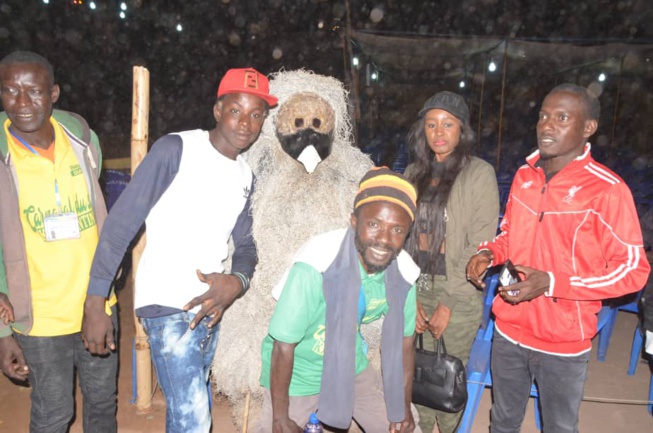 L' accueille de Queen Biz au 21 eme éditions du carnaval du Sud avec les jeunes de Kafountine.