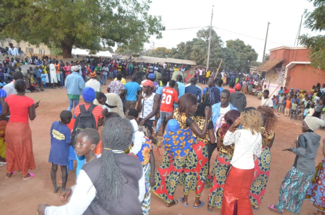 L' accueille de Queen Biz au 21 eme éditions du carnaval du Sud avec les jeunes de Kafountine.