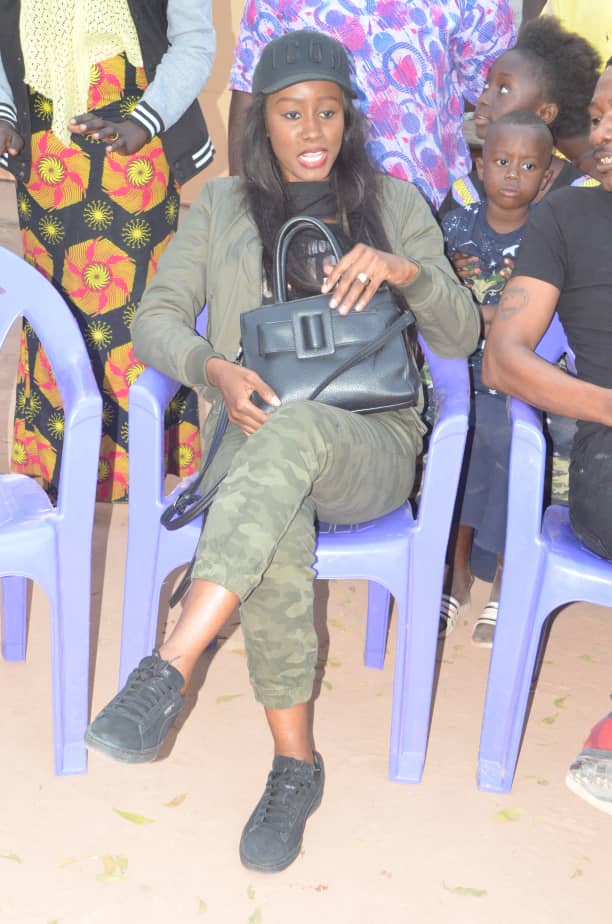 L' accueille de Queen Biz au 21 eme éditions du carnaval du Sud avec les jeunes de Kafountine.