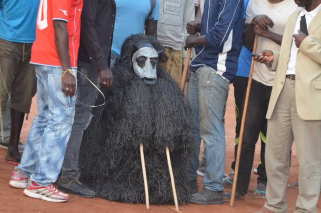 L' accueille de Queen Biz au 21 eme éditions du carnaval du Sud avec les jeunes de Kafountine.
