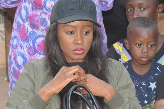 L' accueille de Queen Biz au 21 eme éditions du carnaval du Sud avec les jeunes de Kafountine.