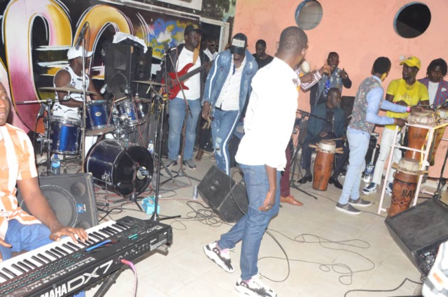 EN IMAGES: Birkama Pape Diouf remplit le Jokko Art pour fermer ses 72H en Gambie. EN IMAGES: Birkama Pape Diouf remplit le Jokko Art pour fermer ses 72H en Gambie.