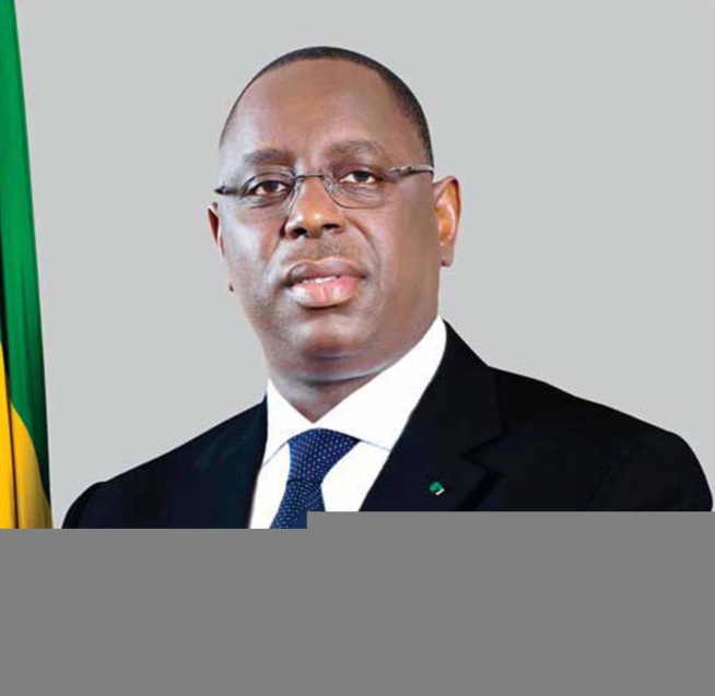 Macky Sall adoube les agents de l'Etat et les retraités Macky Sall adoube les agents de l'Etat et les retraités