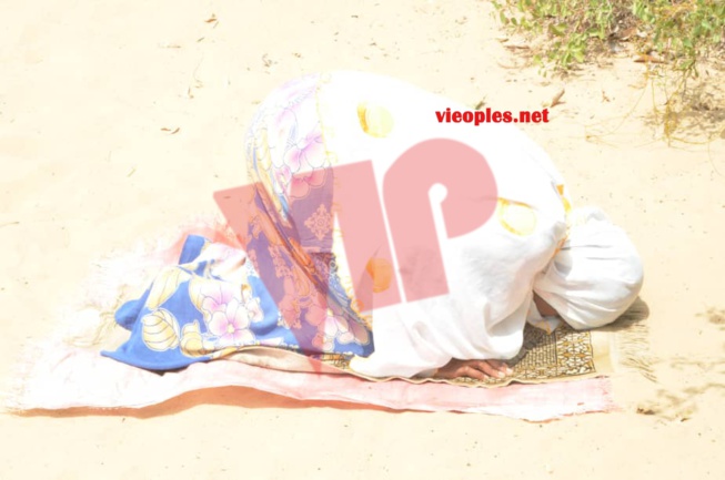 Queen Biz fait ses prières sur la place de Cheikh Omar Foutiyou Tall en Casamance