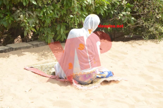 Queen Biz fait ses prières sur la place de Cheikh Omar Foutiyou Tall en Casamance