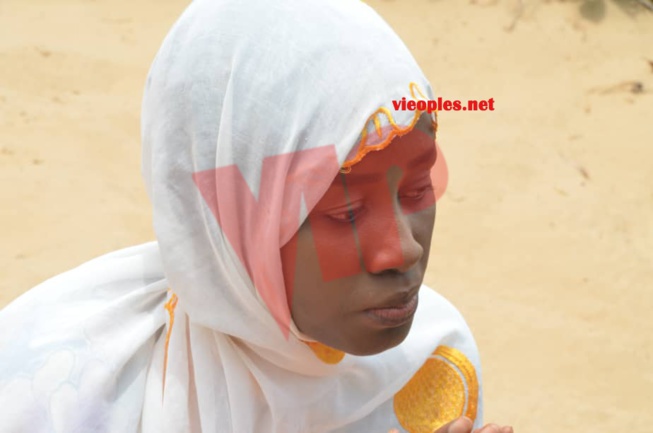 Queen Biz fait ses prières sur la place de Cheikh Omar Foutiyou Tall en Casamance Queen Biz fait ses prières sur la place de Cheikh Omar Foutiyou Tall en Casamance