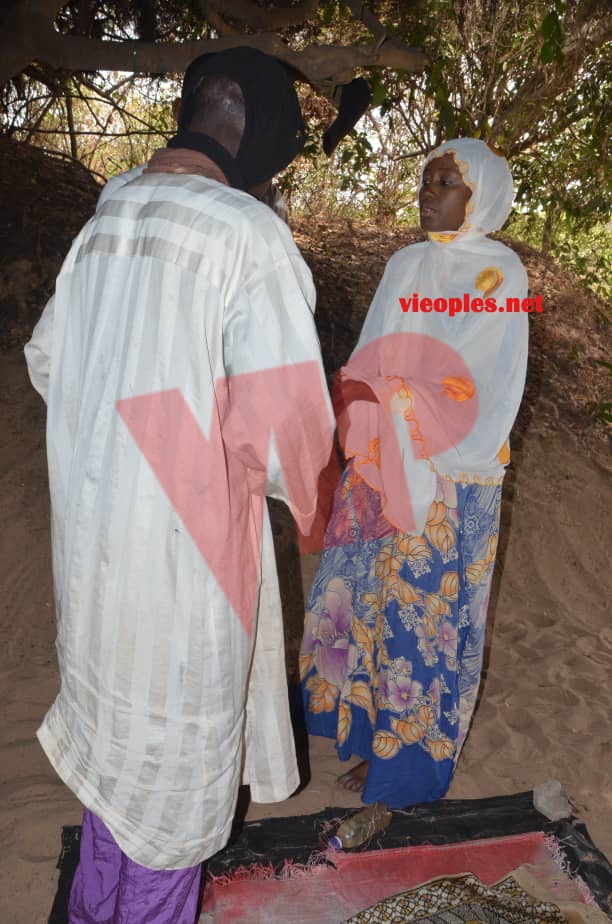 Queen Biz fait ses prières sur la place de Cheikh Omar Foutiyou Tall en Casamance