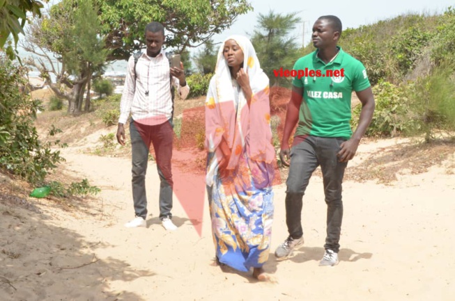 Queen Biz fait ses prières sur la place de Cheikh Omar Foutiyou Tall en Casamance