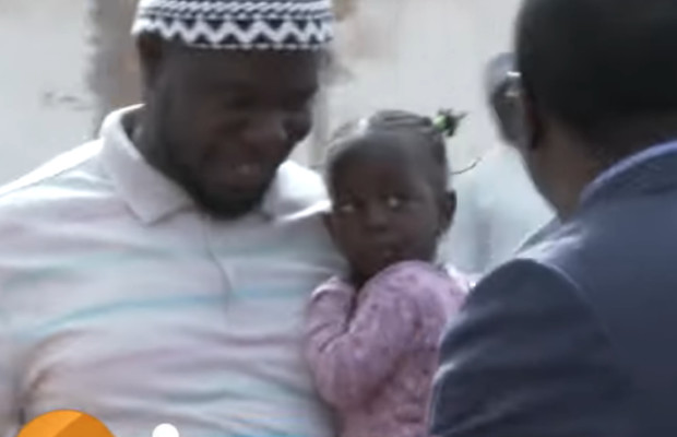 Avant d’aller aux urnes, Mbaye Ndiaye offre 5 000 francs Cfa à … Regardez !