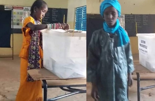 Arrêt sur images - Des enfants votent dans un bureau de vote