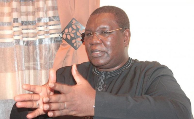 Me Ousmane Ngom jubile devant le siège de l'Apr de Mermoz Me Ousmane Ngom jubile devant le siège de l'Apr de Mermoz