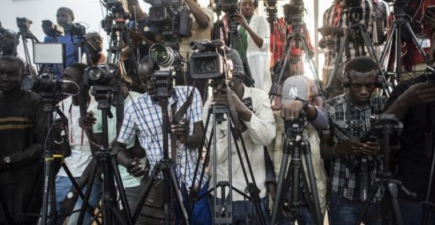 Présidentielle 2019 – Deux journalistes de RFI et de Jeune Afrique évitent le lynchage… Présidentielle 2019 – Deux journalistes de RFI et de Jeune Afrique évitent le lynchage…