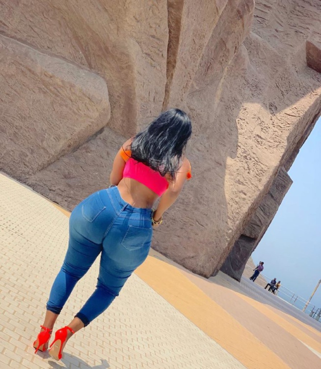 Monument de la Renaissance : La fille aux formes généreuses qui enflamme Dakar Monument de la Renaissance : La fille aux formes généreuses qui enflamme Dakar