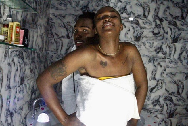 Pama Dieng surpris sous la douche en toute complicité avec cette  fille