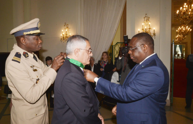 Robert Bourgi «Mon Dieu, le Président Macky qui me met en avant, c’est un peu gênant.» Le Président me prend la main et m’entraîne vers la voiture. Robert Bourgi «Mon Dieu, le Président Macky qui me met en avant, c’est un peu gênant.» Le Président me prend la main et m’entraîne vers la voiture.