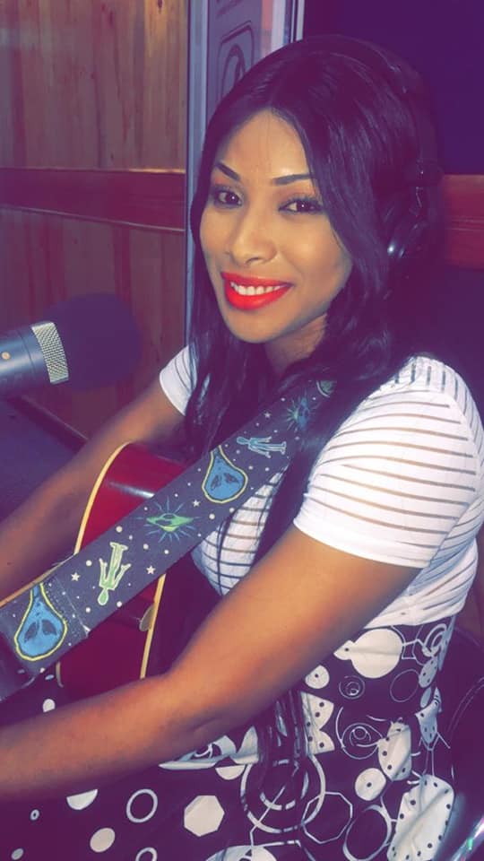 A la découverte de Chadia, Une étoile montante de la musique sénégalaise qui allie, beauté et une voix d’or A la découverte de Chadia, Une étoile montante de la musique sénégalaise qui allie, beauté et une voix d’or