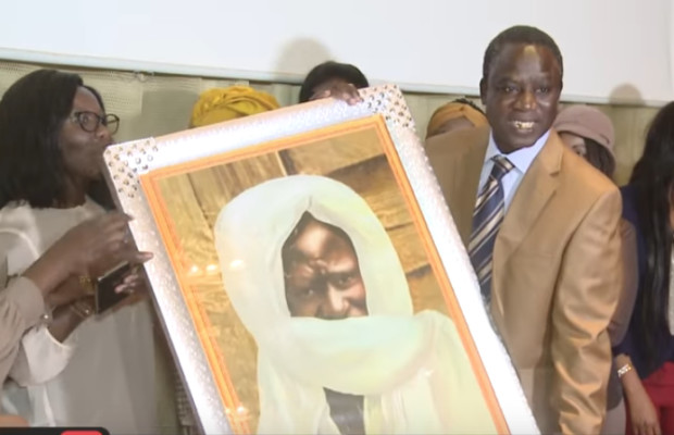 Dédicace: Admirez le beau cadeau offert à Thione Seck Dédicace: Admirez le beau cadeau offert à Thione Seck