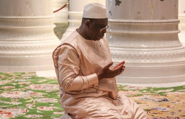 Abou Dabi: Quand Macky fait sa prière, dans l’une des plus belles mosquées du monde Abou Dabi: Quand Macky fait sa prière, dans l’une des plus belles mosquées du monde