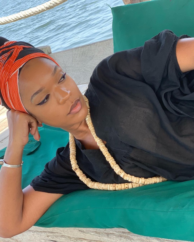 Penda de la série Idoles étale sa sensualité au bord de la mer Penda de la série Idoles étale sa sensualité au bord de la mer