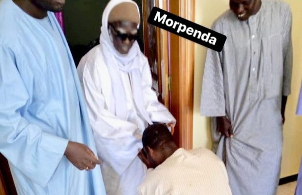 Serigne Mountakha : « Quand j’ai vu Serigne Touba… » Je me suis mis par terre pour le saluer des deux mains Serigne Mountakha : « Quand j’ai vu Serigne Touba… » Je me suis mis par terre pour le saluer des deux mains