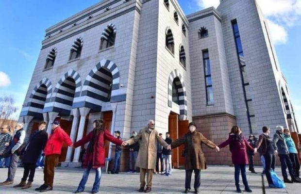 Ces canadiens ont encerclé la mosquée pour la protéger pendant la prière