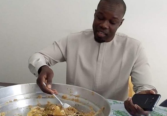 Ousmane Sonko dégustant son plat de « Thiébou dieune »