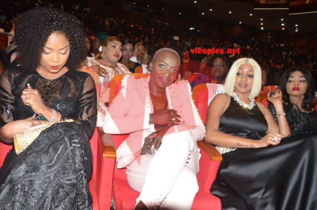 Colé Faye patronne de COBRA BEAUTY HAIR détrône tout à la soirée Sargal Djiguene et prend la reine de la nuit. Colé Faye patronne de COBRA BEAUTY HAIR détrône tout à la soirée Sargal Djiguene et prend la reine de la nuit.