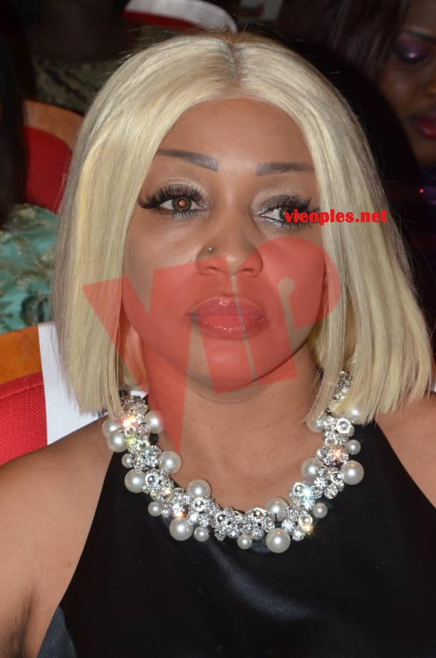 Colé Faye patronne de COBRA BEAUTY HAIR toute ravissante au premier rang du Sargal Djiguene en compagnie de Adja.