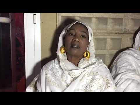 Mahawa Kouyaté s’éffondre sous le choc de l’affaisement de sa maison. Mahawa Kouyaté s’éffondre sous le choc de l’affaisement de sa maison.