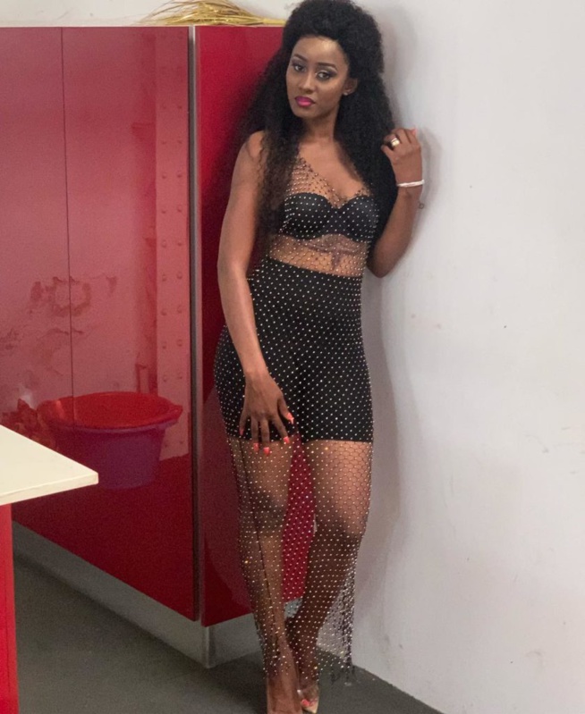 Queen Biz avec sa robe  dévoile son nouveau tatouage à la Rihanna