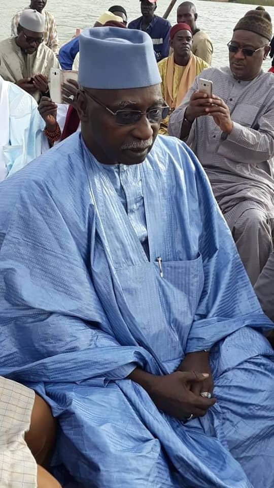 Serigne Mbaye Sy Mansour à bord d’une pirogue pour présenter ses condoléances à la famille de l’Imam Saliou Sall