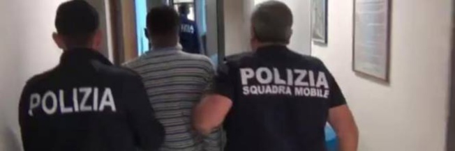 Italie : Un Gambien attaque un poste de police et blesse deux agents