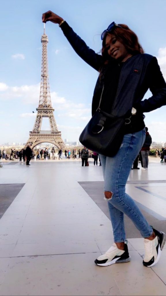 Aita l’actrice de la série Wiri Wiri, se la coule douce, fait bonne figure à Paris