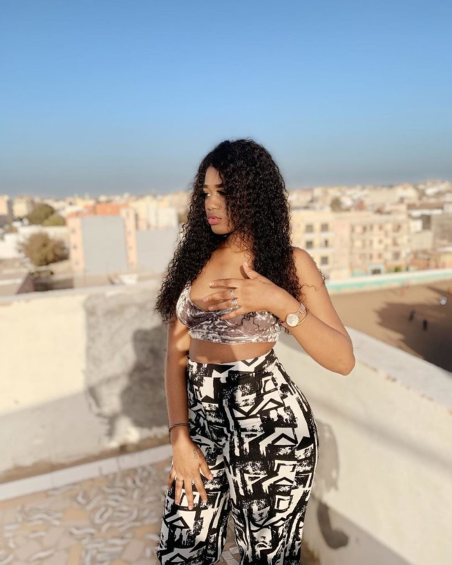 Leina assomme les internautes, Elle met en avant ses atouts de femme