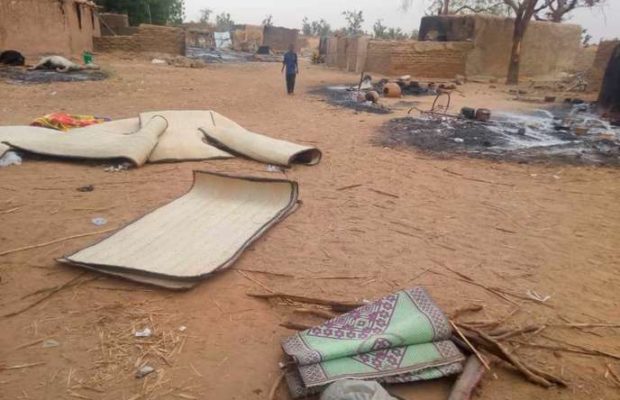 Mali : 6 habitants de villages dogons tués après le massacre de Peuls au Mali Mali : 6 habitants de villages dogons tués après le massacre de Peuls au Mali