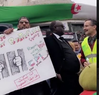 A Paris, Me El Hadj Diouf apporte son soutien au peuple algérien… Regardez ! A Paris, Me El Hadj Diouf apporte son soutien au peuple algérien… Regardez !