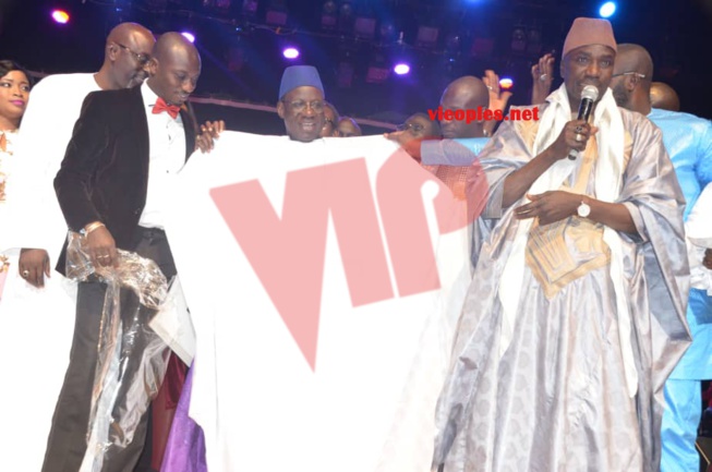 GOUDI FANSYI Pape Diouf rend hommage au président Mbagnick Diop, décoré par l'ADESMATS.