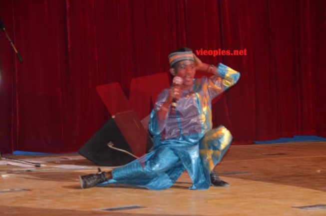 Ouzin Keita dans ses frasques comme d'habitude au Grand Théâtre lors du GOUDI FANS YI. Ouzin Keita dans ses frasques comme d'habitude au Grand Théâtre lors du GOUDI FANS YI.