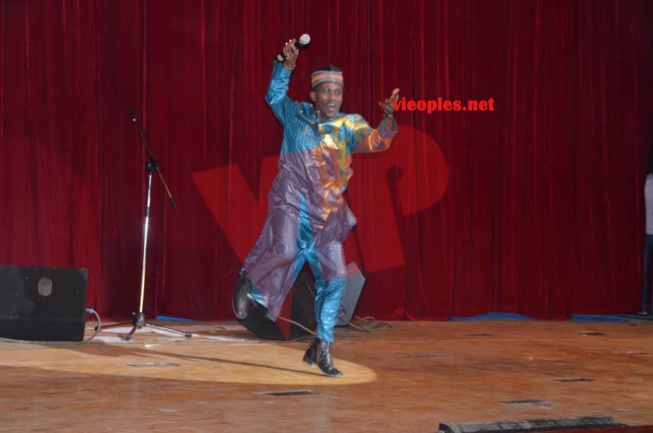 Ouzin Keita dans ses frasques comme d'habitude au Grand Théâtre lors du GOUDI FANS YI. Ouzin Keita dans ses frasques comme d'habitude au Grand Théâtre lors du GOUDI FANS YI.