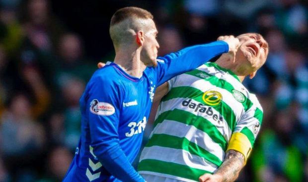 Un Joueur donne un coup de coude à son adversaire en plein match. Un Joueur donne un coup de coude à son adversaire en plein match.