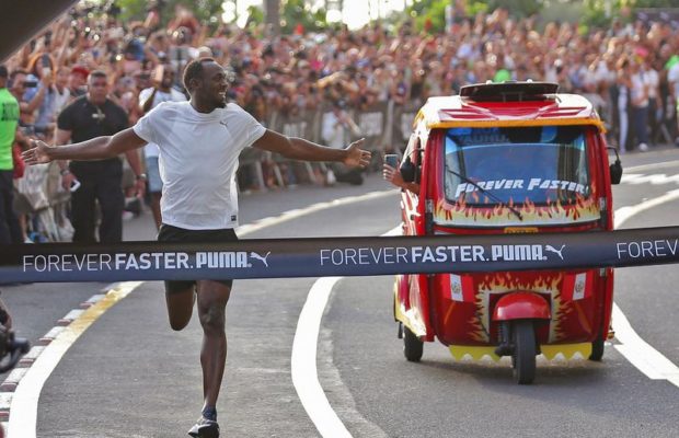 Usain Bolt fait la course contre un moto-taxi