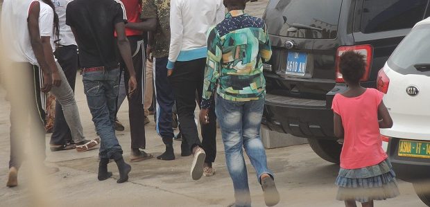 Défilé du 4 avril : Un individu chipe le portable de la femme du Colonel Diouf Défilé du 4 avril : Un individu chipe le portable de la femme du Colonel Diouf