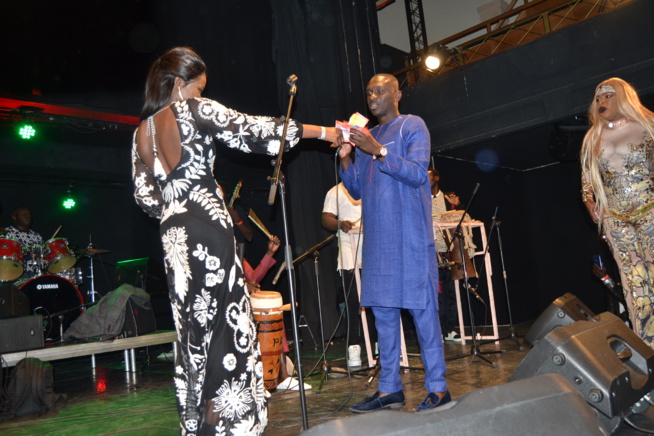 Mari Cissé la coiffeuse de Genéve casse la barraque sur la scéne avec Pape Diouf à Genéve. Mari Cissé la coiffeuse de Genéve casse la barraque sur la scéne avec Pape Diouf à Genéve.