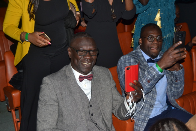 Les images de la soirée Indépendance du Sénégal à Genéve: Pape Diouf vient de signer ses empreintes au Théatre de la Madeleine à guichet fermé. Regardez